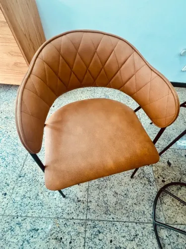 Cadeira Veneza Estofada Moderna Caramelo Premium