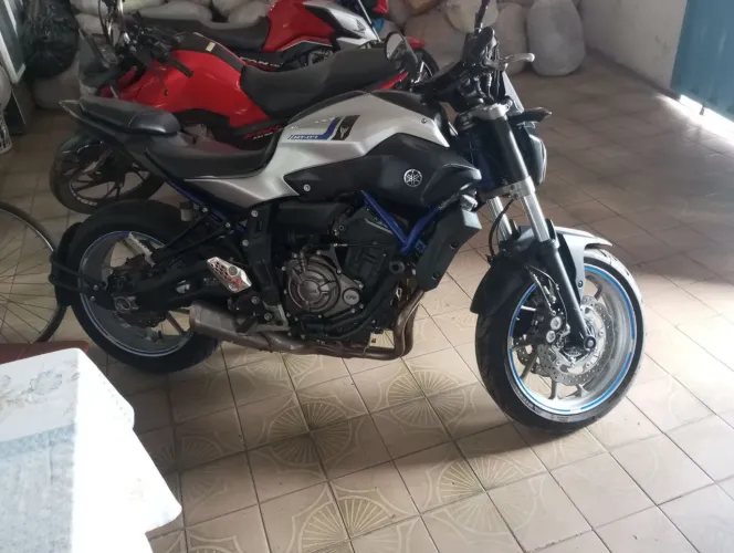 Vendo Yamaha MT 07, moto revisada com pneus pastilhas e relação novas ( abaixo da Fipe)