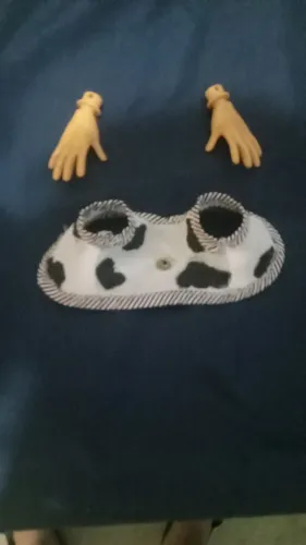 o colete e mãos do boneco do  xerife woody