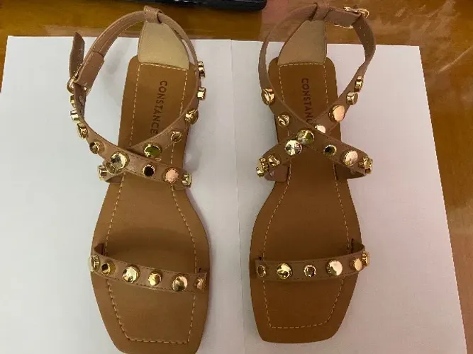 Sandália de tachas Constance