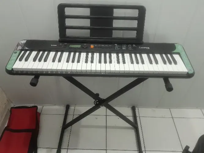 Teclado Casio CT-S200 acompanha capa bolsa, tripe e pedal de sustain