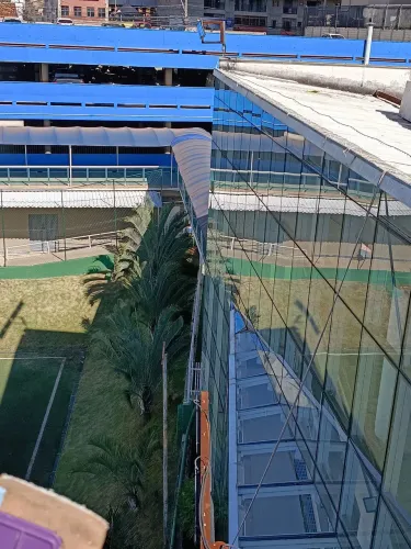Limpeza e descalcificação de vidros em altura