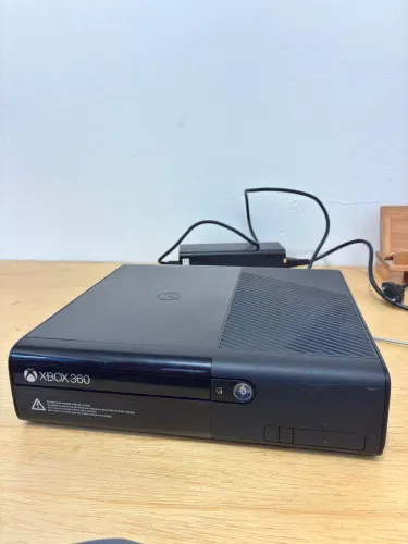 XBOX 360 SLIM liga e desliga (com defeito)