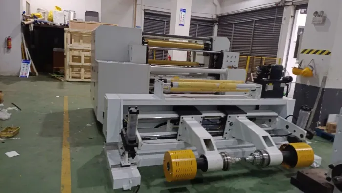 Máquina rebobinadeira de papel