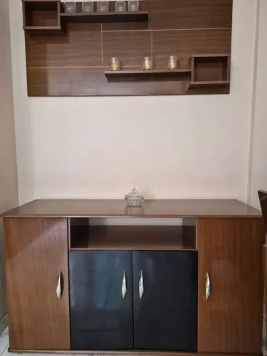 Aparador com porta bebida de parede.