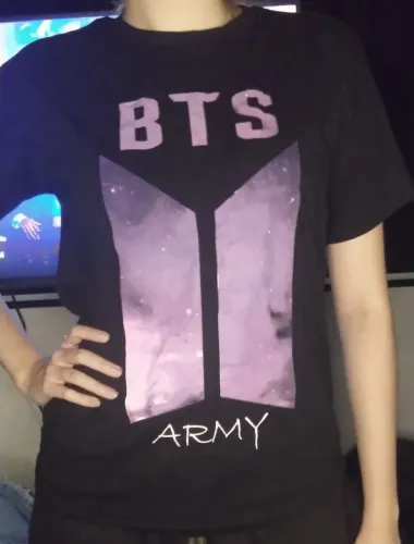 Camiseta manga curta BTS 100% algodão Epidemia Rockwear, com estampa frente e verso, TAM M