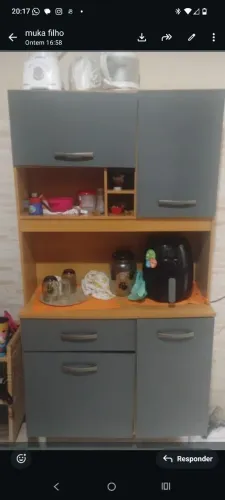 Máquina de lavar, armário de cozinha, estante de quarto, e mesa de computador.