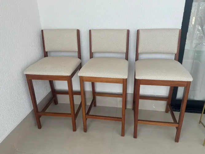 JOGO 3 BANQUETAS EM MADEIRA MACIÇA E ASSENTO ESTOFADO