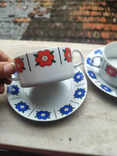 conjunto duas xícaras de chá com piris porcelana fina steatita branca antiguidade.