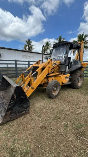 Vendo Retro-escavadeira JCB com tudo funcionando perfeitamente e pronta pra trabalhar