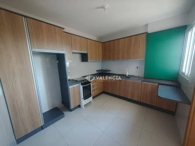 Apartamento Semi-Mobiliado para Alugar com 3 Dormitórios por R$3.800,00 no Edifício Estrel