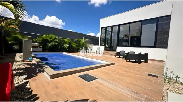 Casa Mobiliada condomínio com 3 suítes disponível para locação bairro Granja Marileusa em