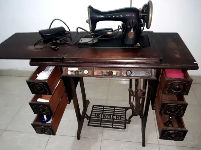 Antiga Máquina de Costura Singer com gabinete raro de 3 gavetas por lado
