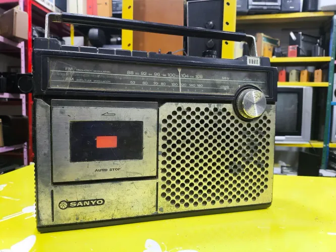 Rádio gravador sanyo