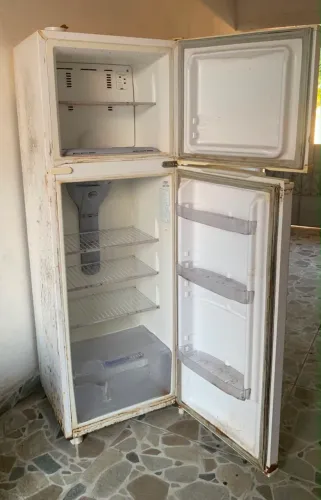 Vende-se Geladeira com Defeito 