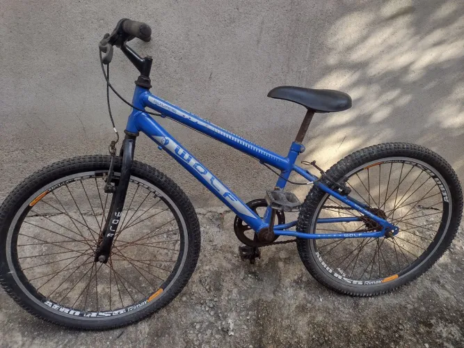 Vende -se bicicleta pra arrumar,aro 26,150,00 reais 