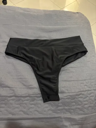 Biquíni preto (só a parte de baixo)