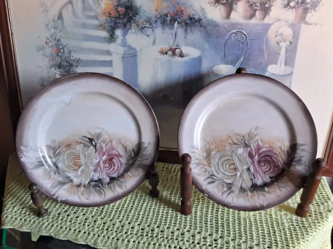 2 pratos antigo porcelana pintado a mão 26 Centímetros
