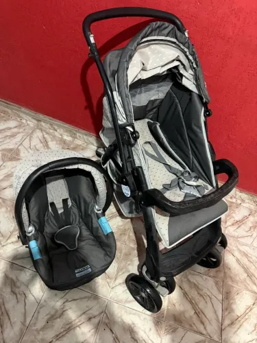 Carrinho com bebê conforto Burigotto