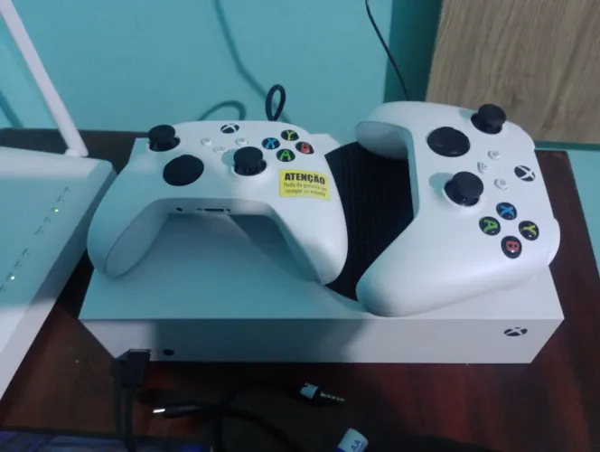 Vendo X-Box Series S 512Gb de armazenamento, com dois controles, 8 meses de uso.