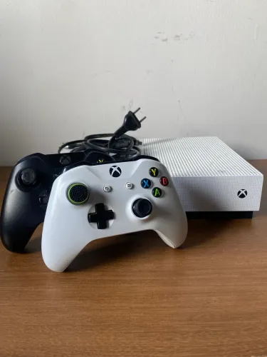 Xbox One S All Digital 500GB + 2 Controles Originais | Aceito Troca em PC Gamer