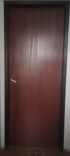 Porta interna envernizada