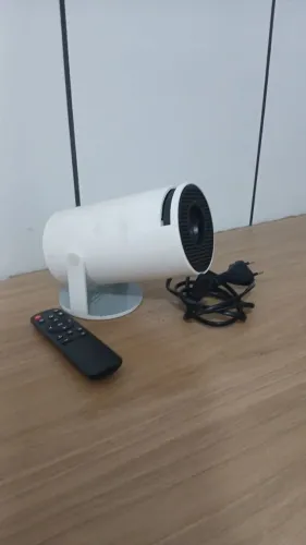 Mini Projetor Portátil Smart (Modelo HY300) - Ótimo Estado