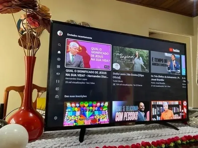 TV Smart "32" moderna pouco usada imagem impecável , com galeria pra baixar Aplicativos