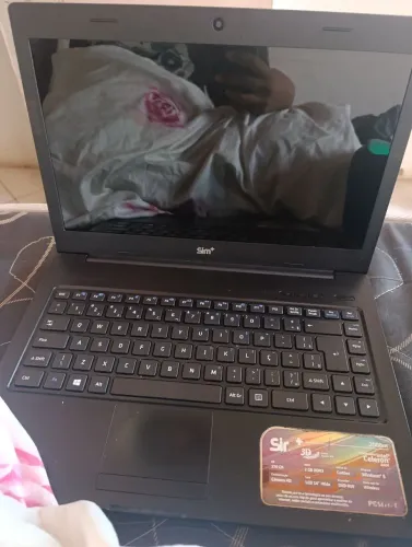 Notebook com teclado novo e tela queimada a venda para conserto ou retirada de peças.