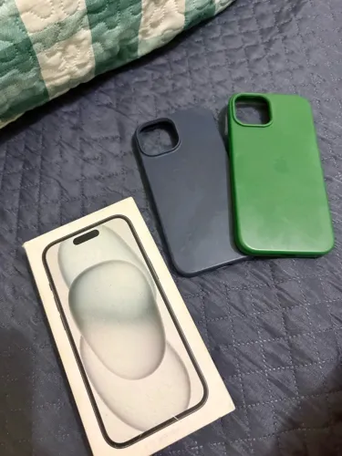 Caixa iPhone 15 + capinhas