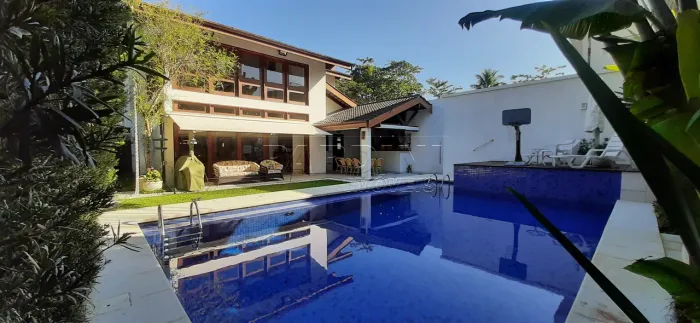 Casa de temporada a 60 metros do mar, com piscina, no condomínio Pedra Verde, praia do Láz