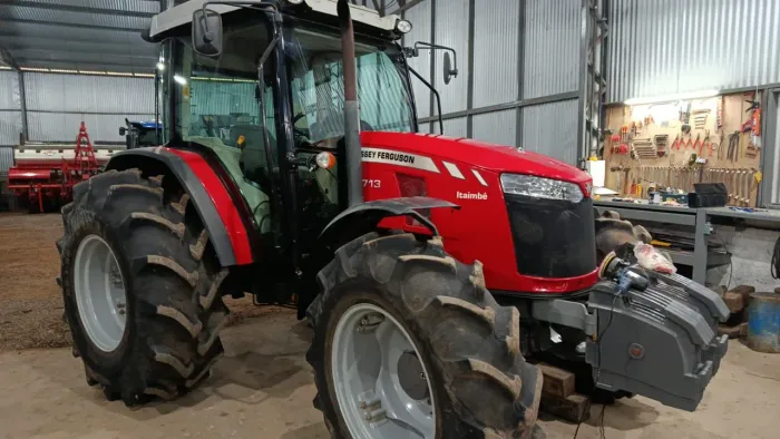 Trator MF 6713