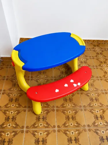 Mesa Infantil de Piquenique com 2 Bancos - Excelente Estado
