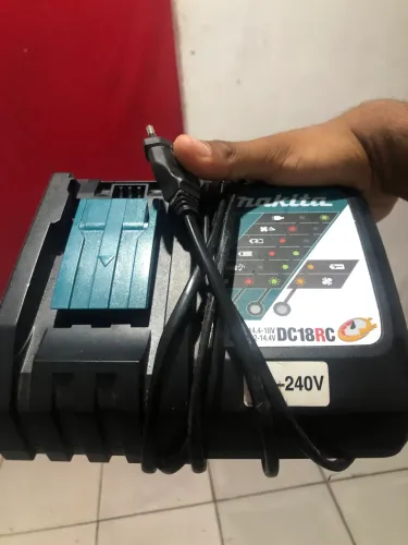 Carregador de bateria Makita
