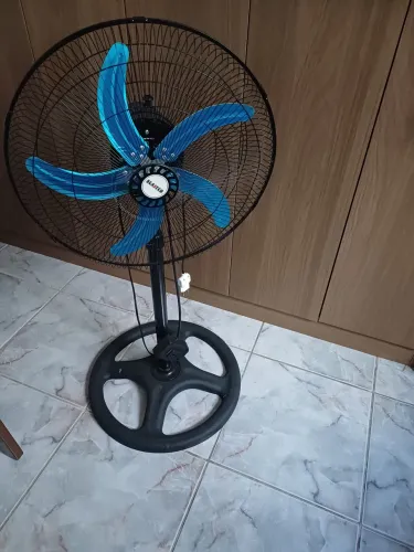 Ventilador grande com pé alto.