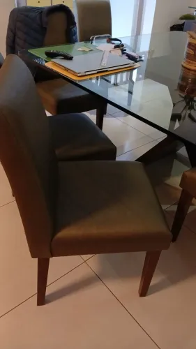 Mesa quadrada de jantar e 8 cadeiras