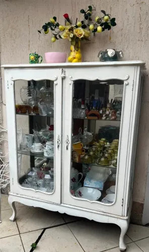 CRISTALEIRA CLÁSSICA BRANCA COM 2 PORTAS DE VIDRO