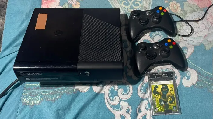 VENDO UM XBOX 360 +2 CONTROLES + HD 500GB MAIS DE 80 JOGOS.