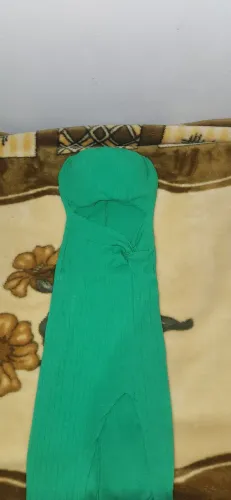 Vestido coladinho longo tomara que caia com fenda na perna verde
