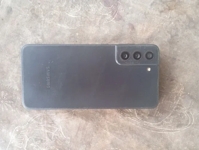 Vende-se celular s21fe bem conservado 128gb e 12 d ram