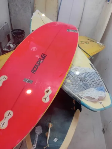 Pranchas de surf novas e usadas 