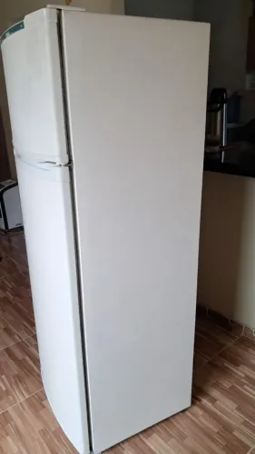 Estou vendendo essa geladeira pô apenas 700 reais 