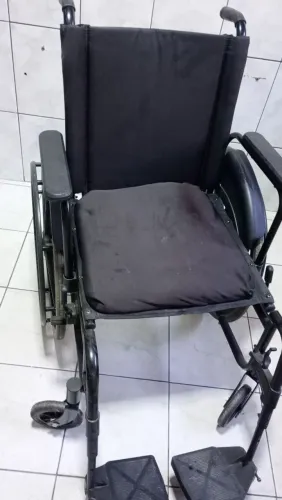 Cadeira de rodas em boas condições