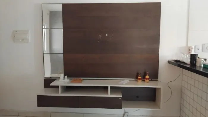 Painel de TV com rack - Marrom e Branco - Grande