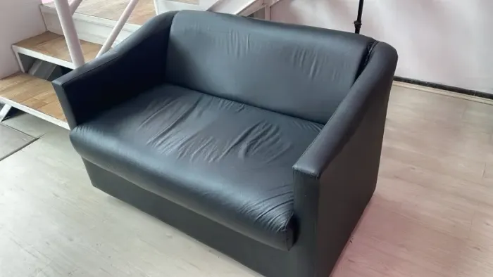 Sofá de couro sintético 2 lugares