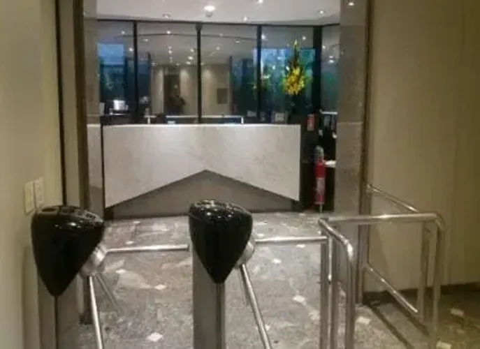 Meia laje com 254 m2 com 4 salas