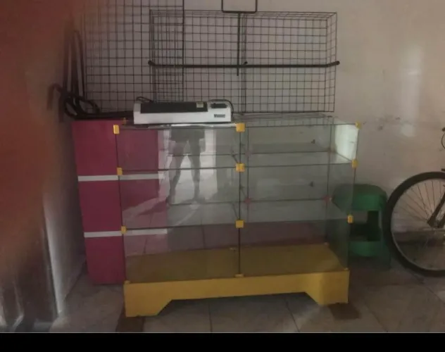 Vendo 2 balcões de vidro com base de mdf