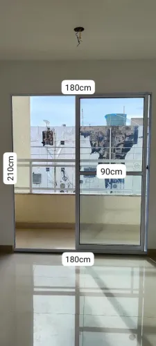 porta alumínio branco com vidro pra sacada e varanda