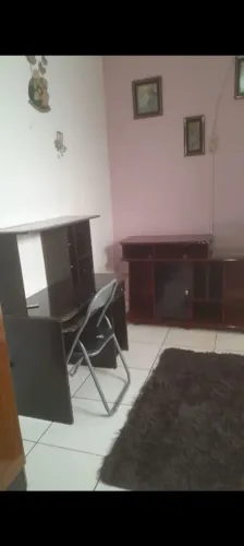 Alugo quarto mobiliado para moças