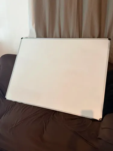Quadro branco 121 × 90 cm com moldura | R$ 200